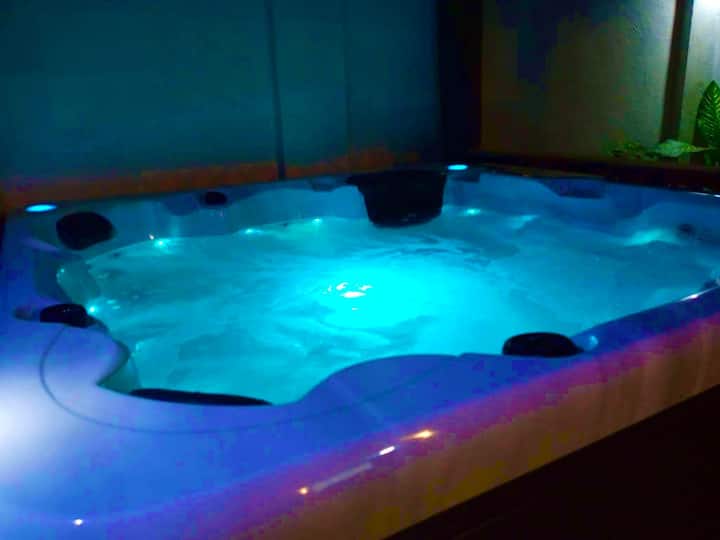 Skyline City View Rooftop + Whirlpool Jacuzzi Tub