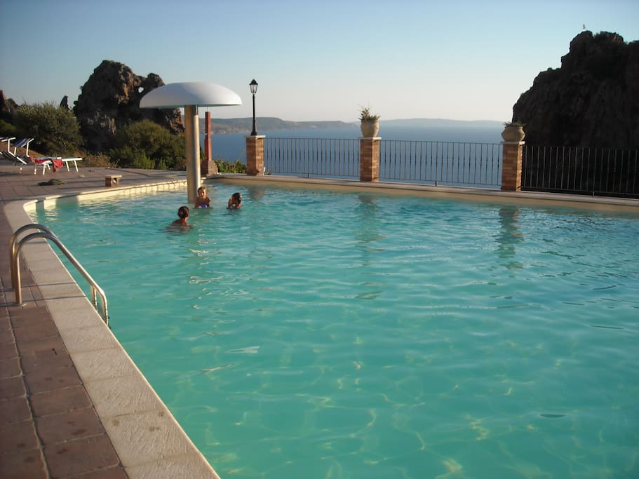 RESIDENCE POOL/ piscina del residence affacciata sul mare