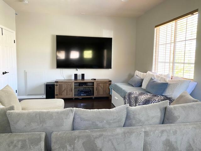 Santa Clarita Tropical Getaway, Six Flags, LA gallery image 4