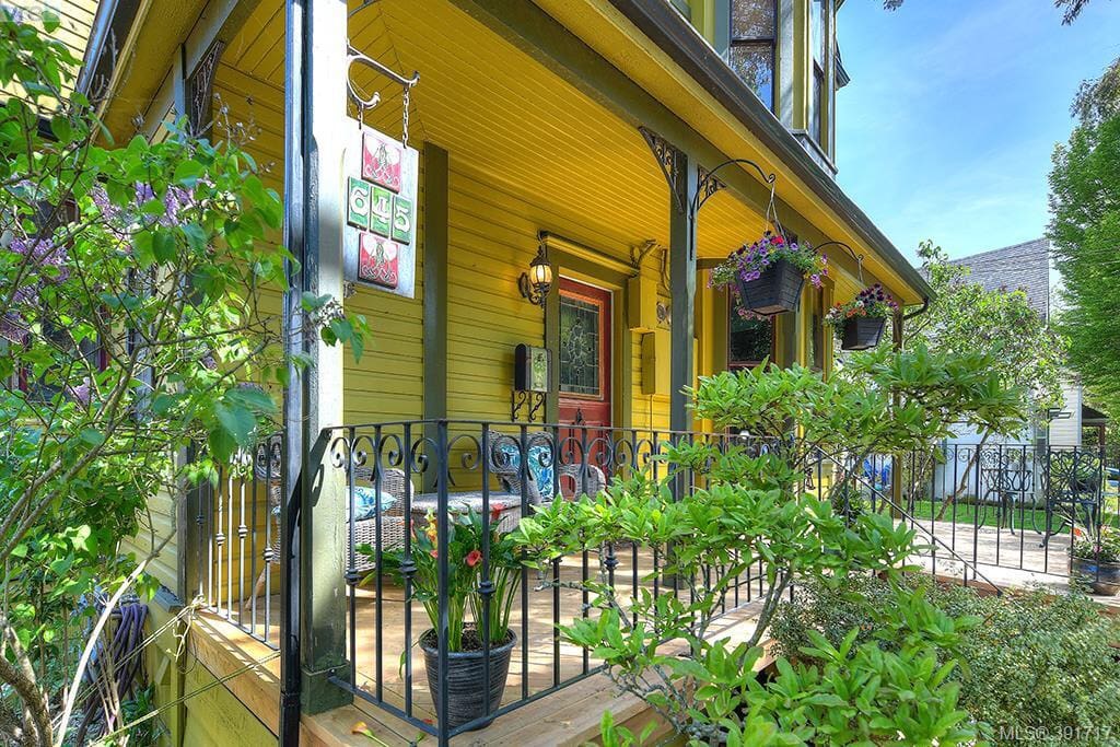 Spacious front porch where you can relax and what I call “stoop”. Sit, relax (maybe with a glass of wine)and watch people come and go down the street.