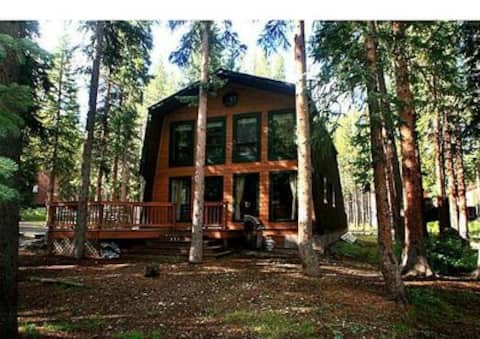 Top Airbnb: Cozy Creekside Cabin Breckenridge, 4 mi to Main St in Blue River