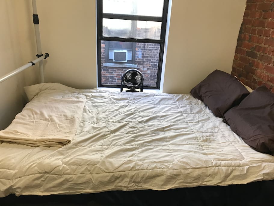 Double bed with Tempur-Pedic pillows!