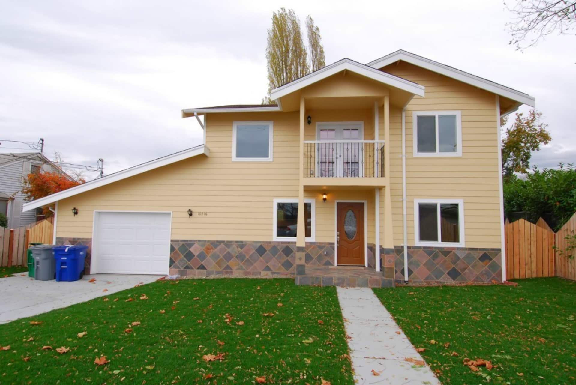 House: 15 min downtown Seattle, 10 min Airport