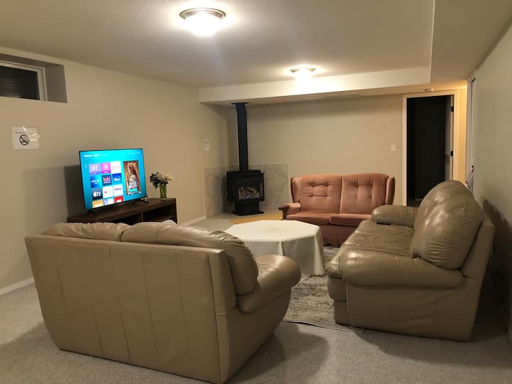 Spacious Basement Suite With 1 King  Size Bed - Chilliwack