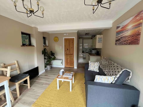 Popular Airbnb listing: The Queen Bee with off road parking in Winchester City