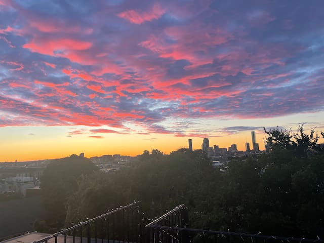 PH City Views, Spacious 2 Bed/2 Bath w/ 2 Decks