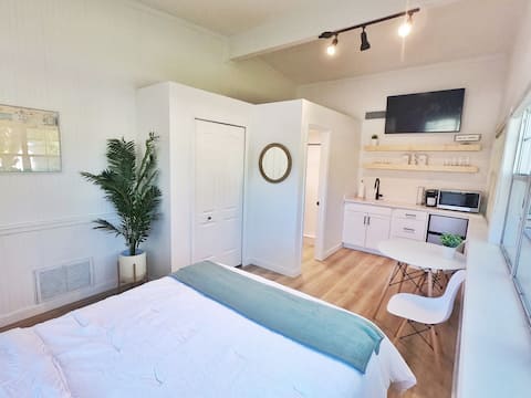 The COCOhut Studio 8 Blocks to the Beach and PIER
