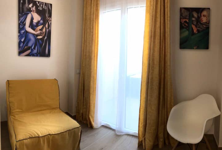 Un pequeño dormitorio en la planta baja con un sofá convertible para un lugar para dormir, de 90 cm de ancho. Hay acceso al patio interior. También hay un gran armario.