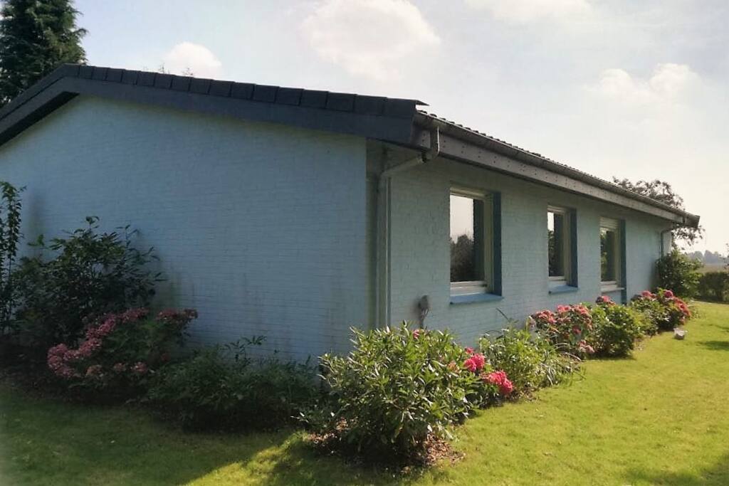 Seitenansicht auf das Ferienhaus vom Teich