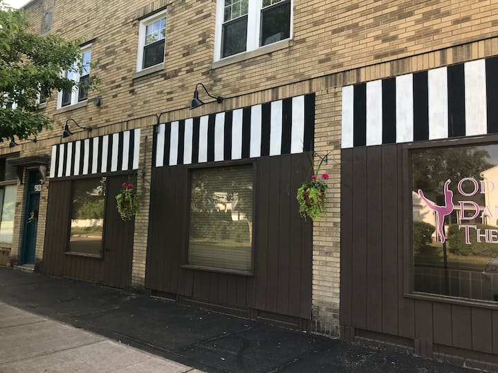 HQ Place Apt.4 West Irondequoit Atlas Sleeps 4 Apartments for Rent in