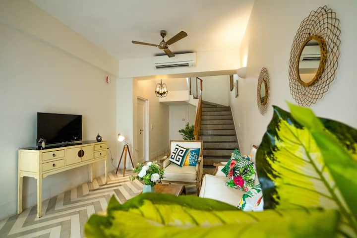 Spacious living room with Air conditioning and a TV with HD SET Top box connection