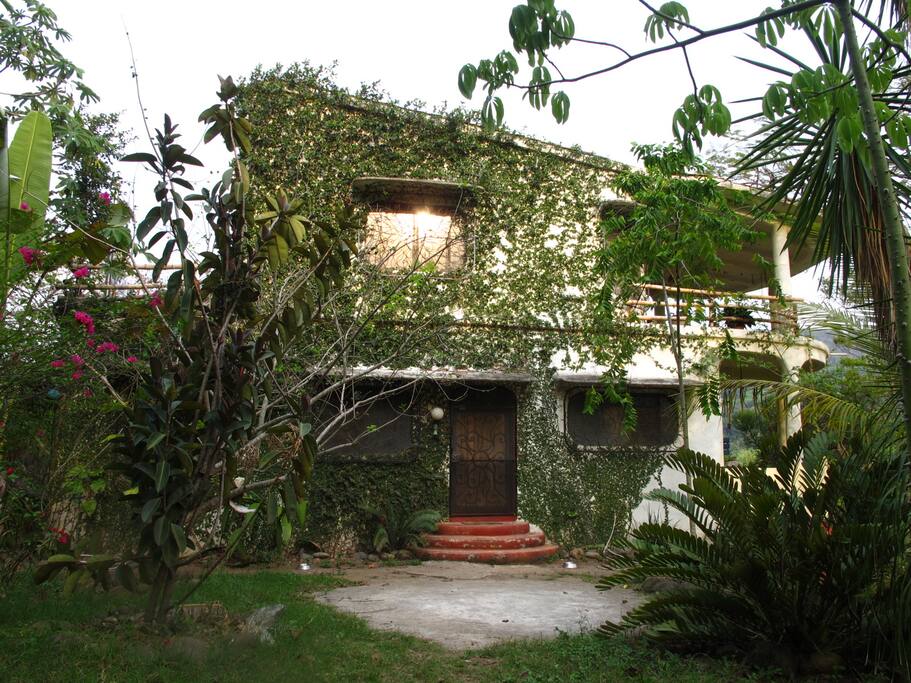 la fachada de la casa hacia el jardín