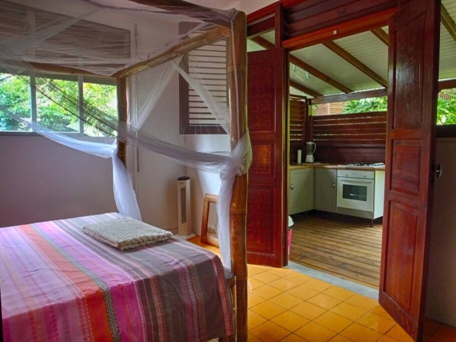 La chambre et la cuisine extérieure