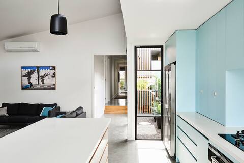 Barwon Villa- contemporary, bright and beachy!