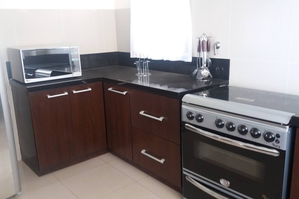 COCINA AMOBLADA Y EQUIPADA