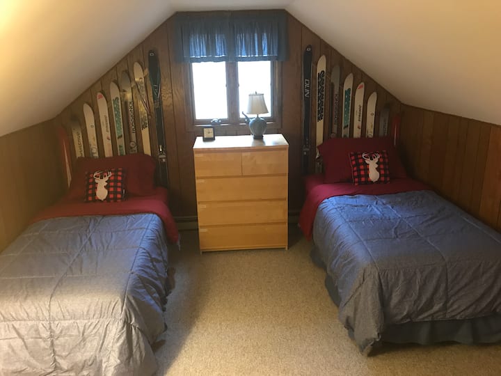 Eneo la roshani kwenye ghorofa ya 3. Vitanda 2 vya mtu mmoja. 