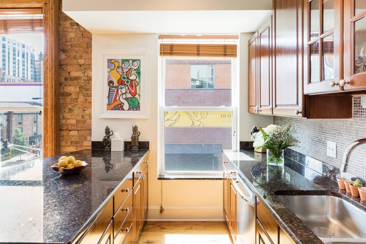 Stunning Old Town Penthouse with Private Rooftop gallery image 3