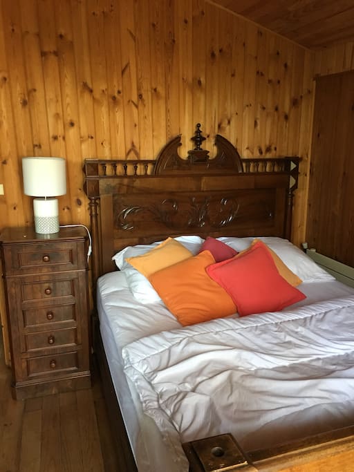 Chambre 1 avec lit en 140 muni de couette et oreillers ; accés direct au jardin ; matelas et sommier neufs .