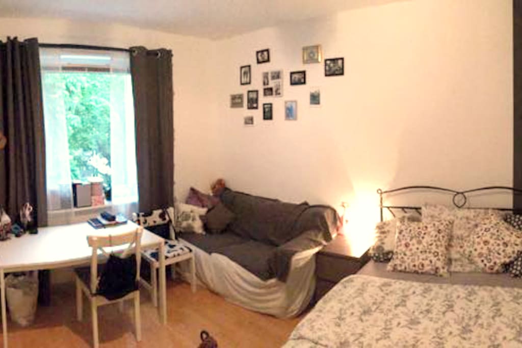 Das Zimmer - die zu sehenden persönlichen Gegenstände werden entfernt; Möbel bleiben