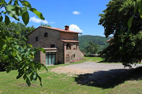 Cozy Tuscany farmhouse private pool up to 10+2 pax