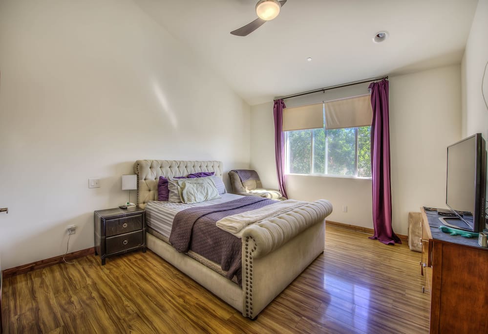 bedroom, queen