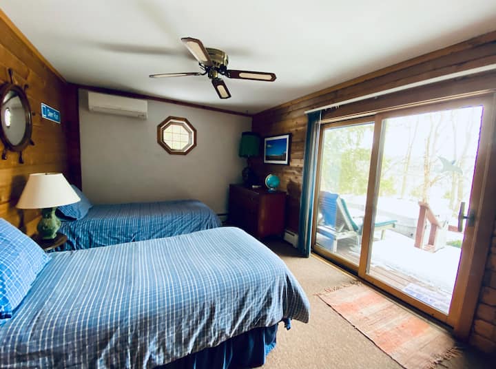 Тази източна спалня е на основното ниво,  срещу спалнята за гости с двойно легло. Получава красива сутрешна светлина от изгревите, които изгряват  над планините . Плъзгащата се стъклена врата води до хидромасажната вана и палубата. 