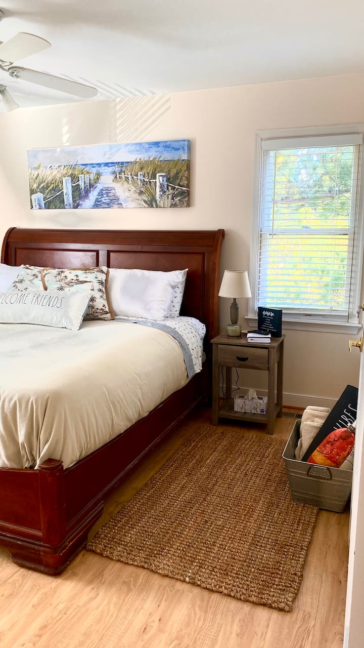 סוויטה קינג מרווחת ושלווה זו כוללת גישה ישירה לחדר רחצה ושירותים — אידיאלי לזוגות, להורים או לכל מי שמעריך נוחות ופרטיות נוספות.