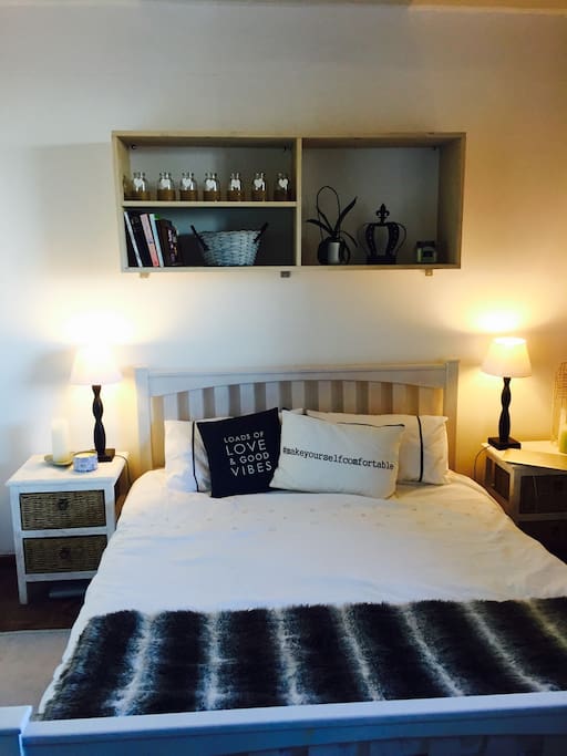 Bedroom with Queen size bed and overlooking Cape Town City