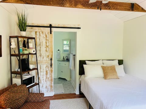 Adorable-1 Bedroom
Guesthouse