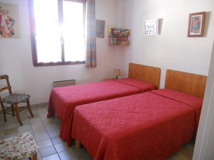 חדר שינה 2 מיטות 90 ס"מ