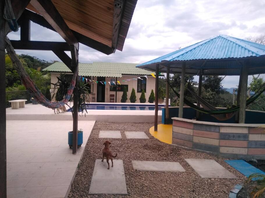 AREA DE PISCINA Y KIOSKO HAMACAS