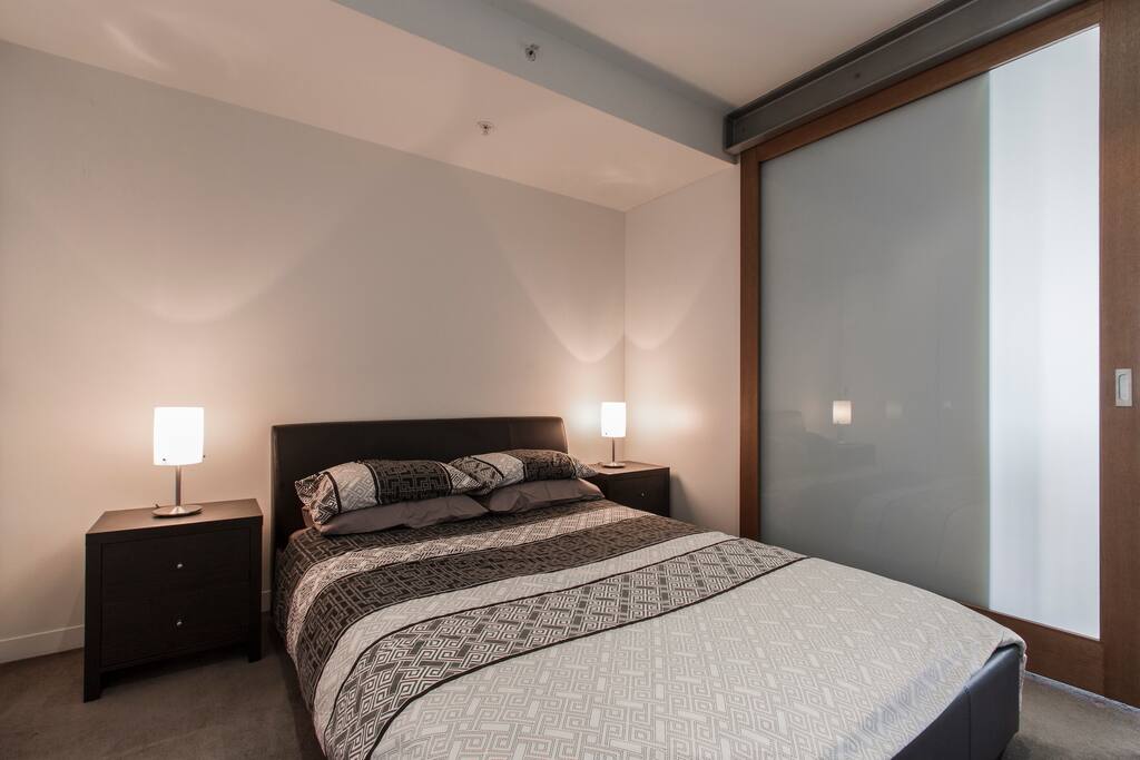 Bedroom with queen size bed