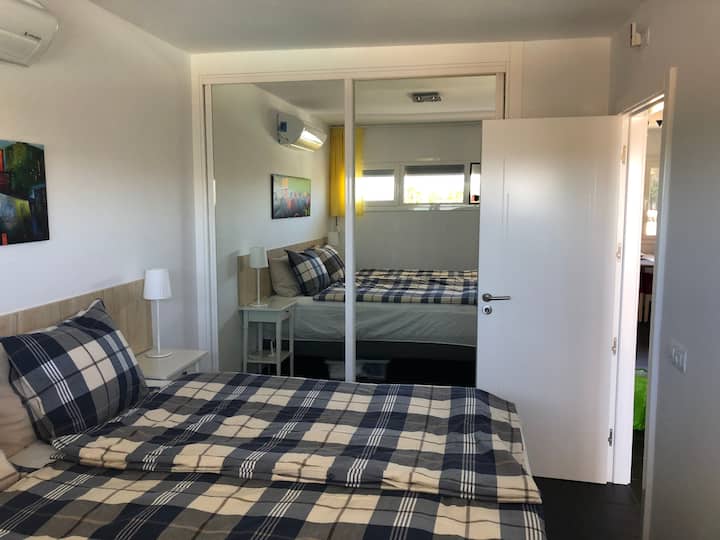 Спалня с двойно легло king size, климатик и гардероб