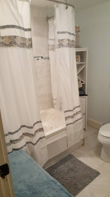 1st Fl full bathroom