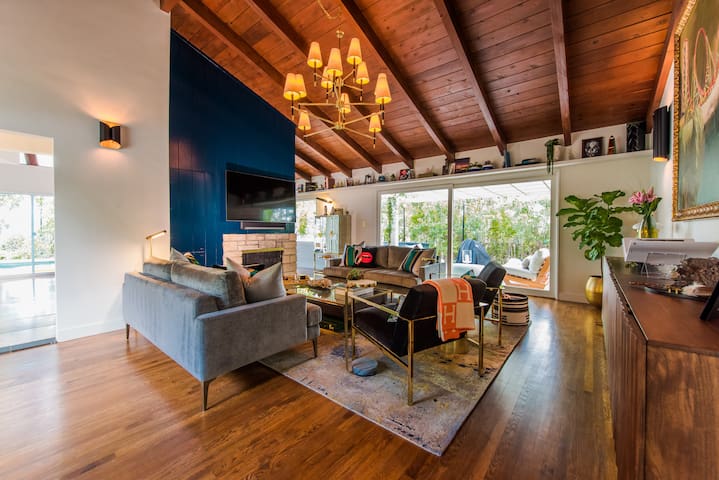 HOLLYWOOD HILLS LUXURY SANCTUARY, POOL, BAR & BBQ gallery image 2