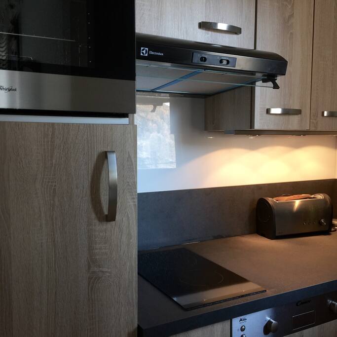 Cuisine équipée: plaque induction, lave vaisselle, grand frigo et four
