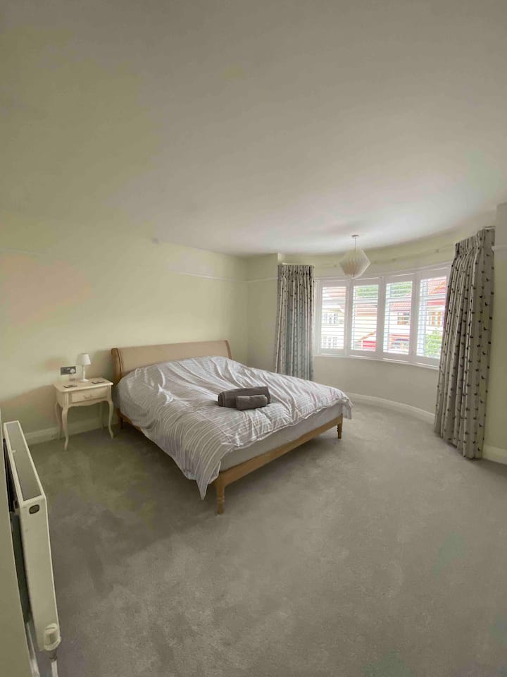 Eerste slaapkamer met super kingsize bed, Hypnos-matras en luiken in plantagestijl 