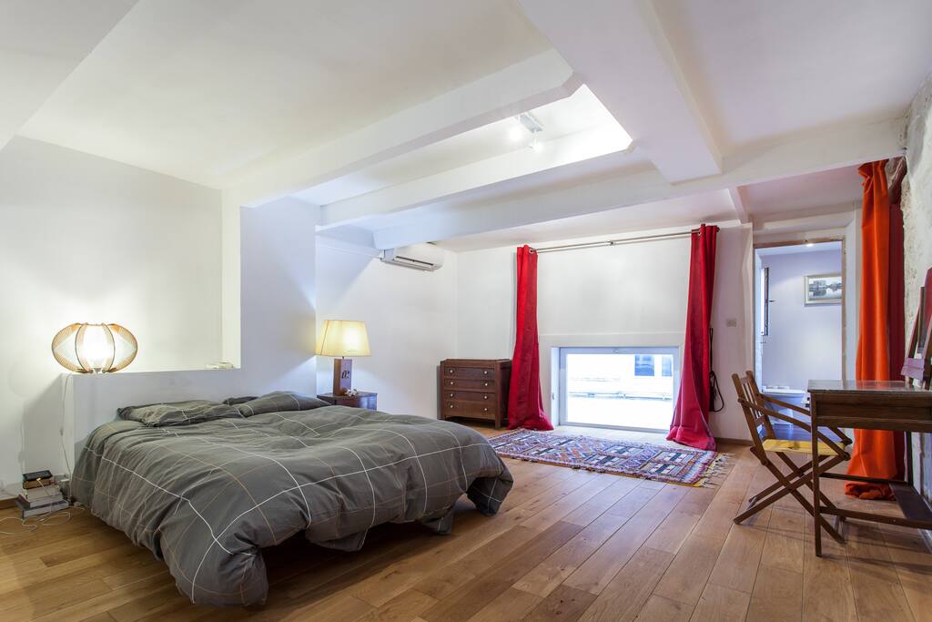 Chambre parentale avec grande salle de bain.