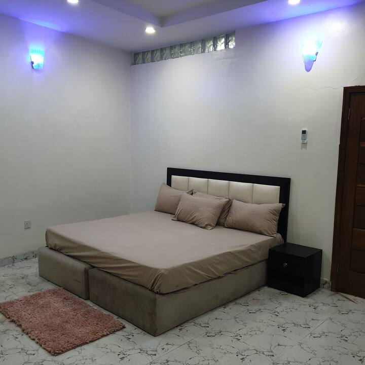 Dormitorio principal con colchón ortopédico (6x6). Base firme con almohadas suaves.
Con alfombra rosa a los pies de la cama .
Tiene luces LED multicolores y LUCES LED 