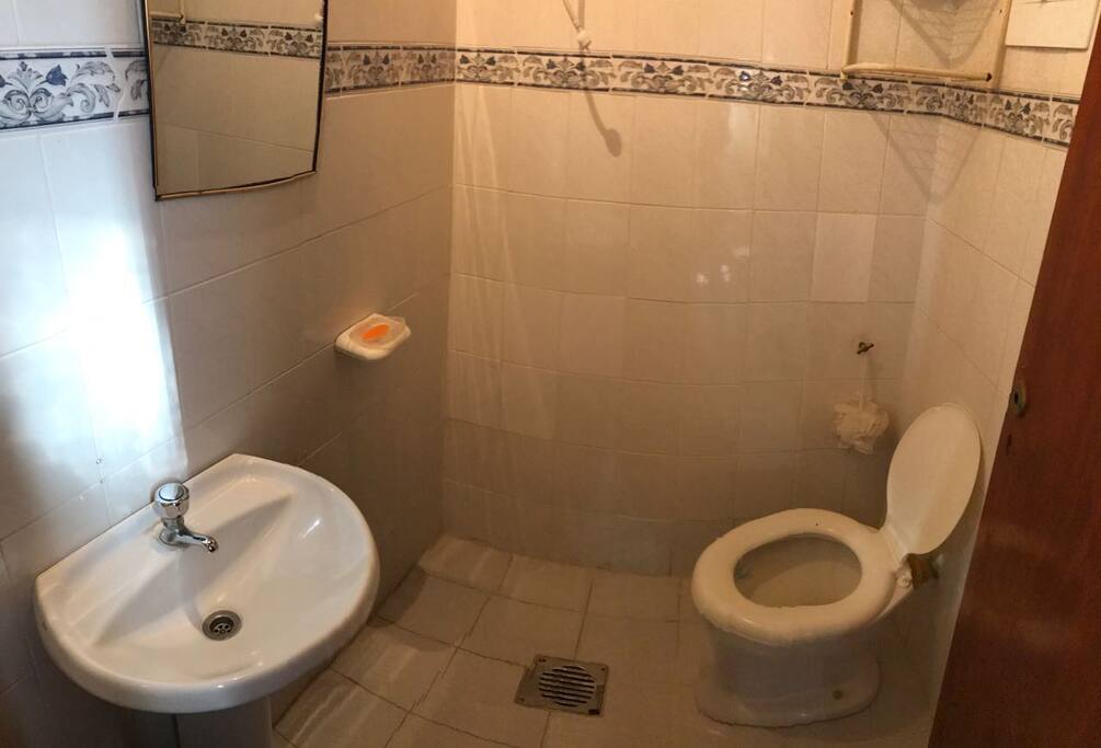 Baño pequeño , agua fría y caliente