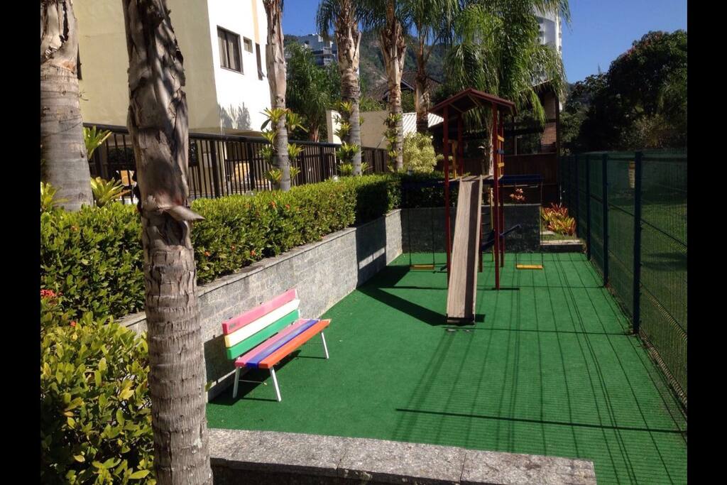 Área comum do prédio, playground para crianças
