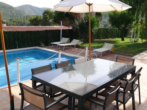 Entire house near Barcelona with pool and beach