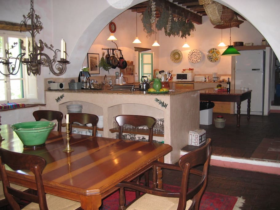 Main kitchen with eating area