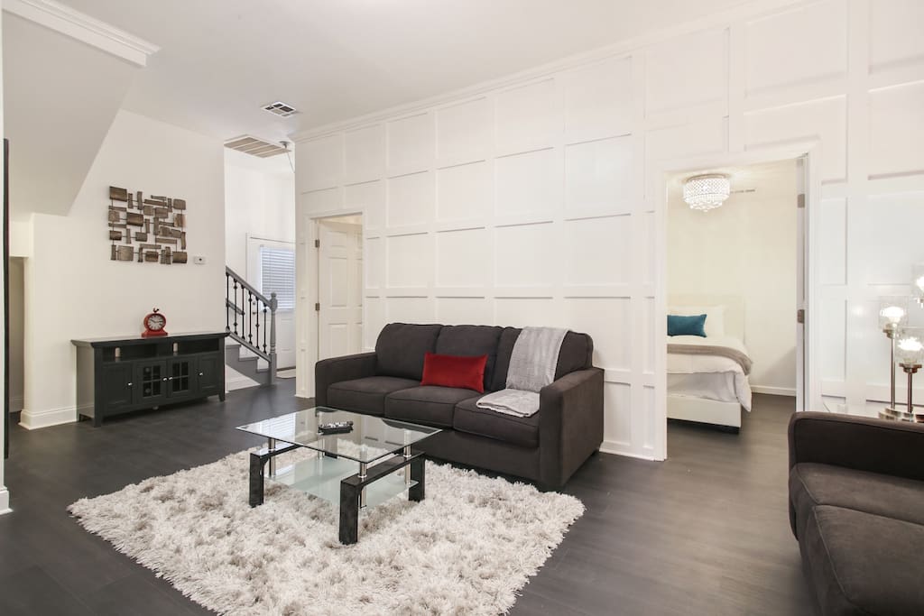 Gorgeous Living Area w/ Queen Size Sofa Sleeper (Sleeps 2)!