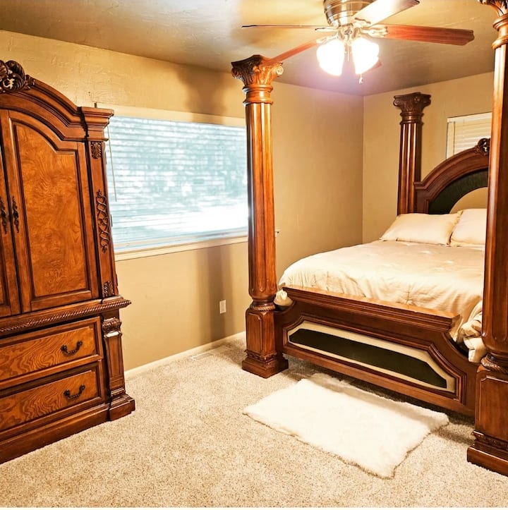 Სასტუმრო საძინებელი დიდი საწოლით