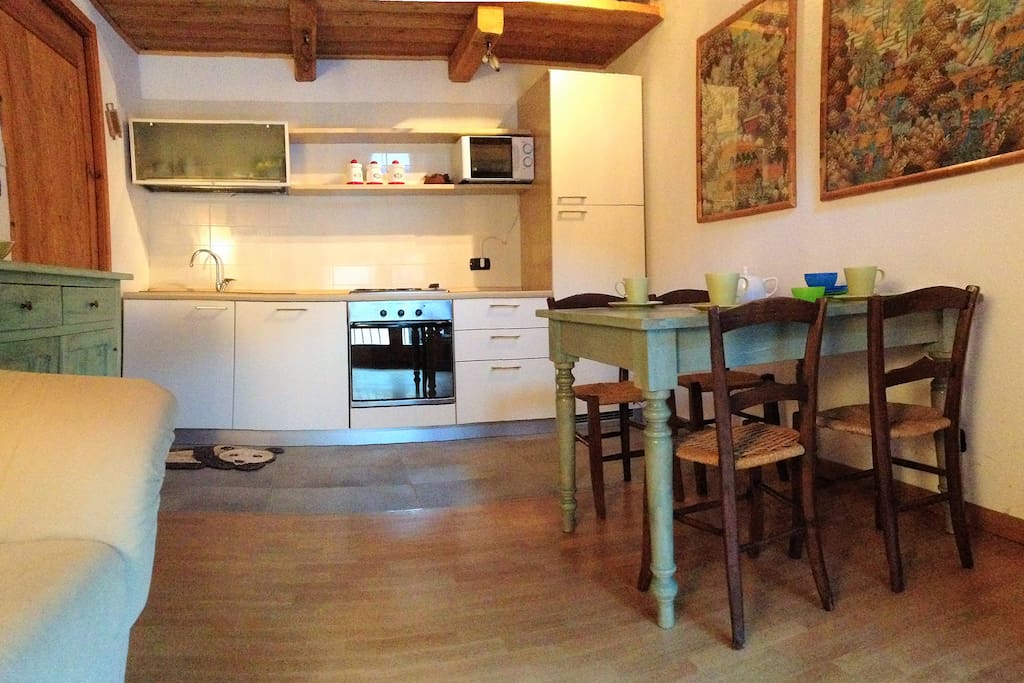 Cucina attrezzata e soggiorno