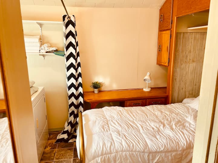 חדר כביסה/מיטת יחיד משותפת 