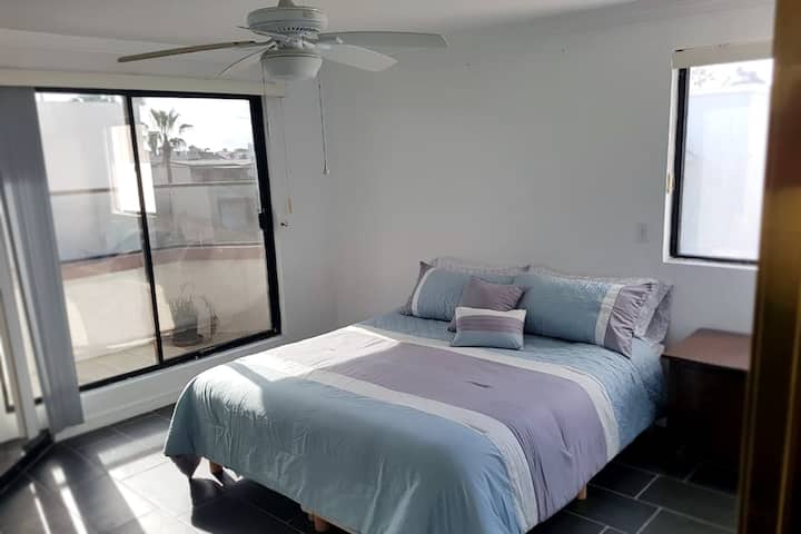 Chumba cha kulala cha kiwango cha juu kilicho na baraza la kujitegemea. Kitanda cha ukubwa wa King na mahali pa kuotea moto wa kuni