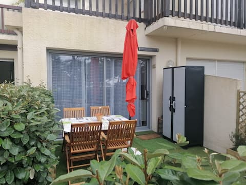 Annonce Airbnb populaire: Charming studio for 4 people with stunning views of the courtyard à Mimizan