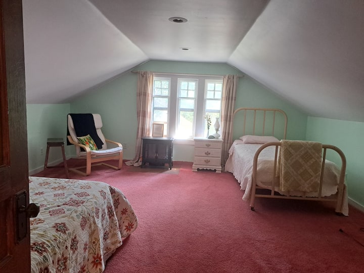 Elektrický krb a jednolôžko na poschodovej poschodovej izbe